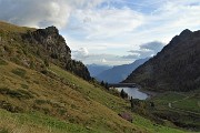 93 Chiuso l'anello del Mincucco risalgo al punto di partenza con vista sul Lago di Valmora (1544 m)